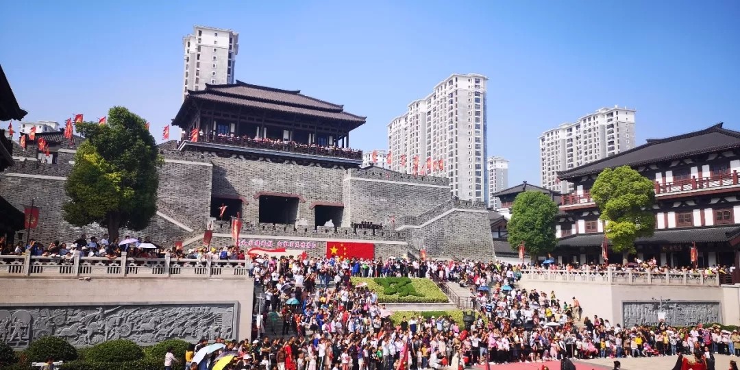 “十一”小長假完美收官:“三個古城”贏得海內(nèi)外游客高度稱贊(圖6) “十一”小長假完美收官:“三個古城”贏得海內(nèi)外游客高度稱贊(圖6)