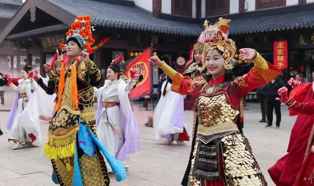 景區(qū)演出(圖2) 景區(qū)演出(圖2)